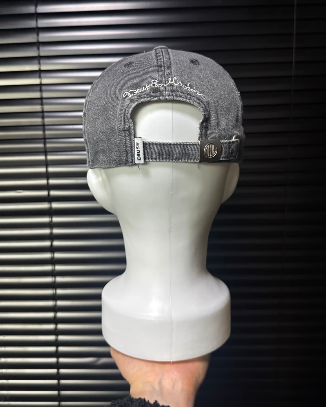 데우스 엑스마키나 워싱 데님 그레이 차콜 핑크 자수 로고 볼캡 트러커 상품이미지3