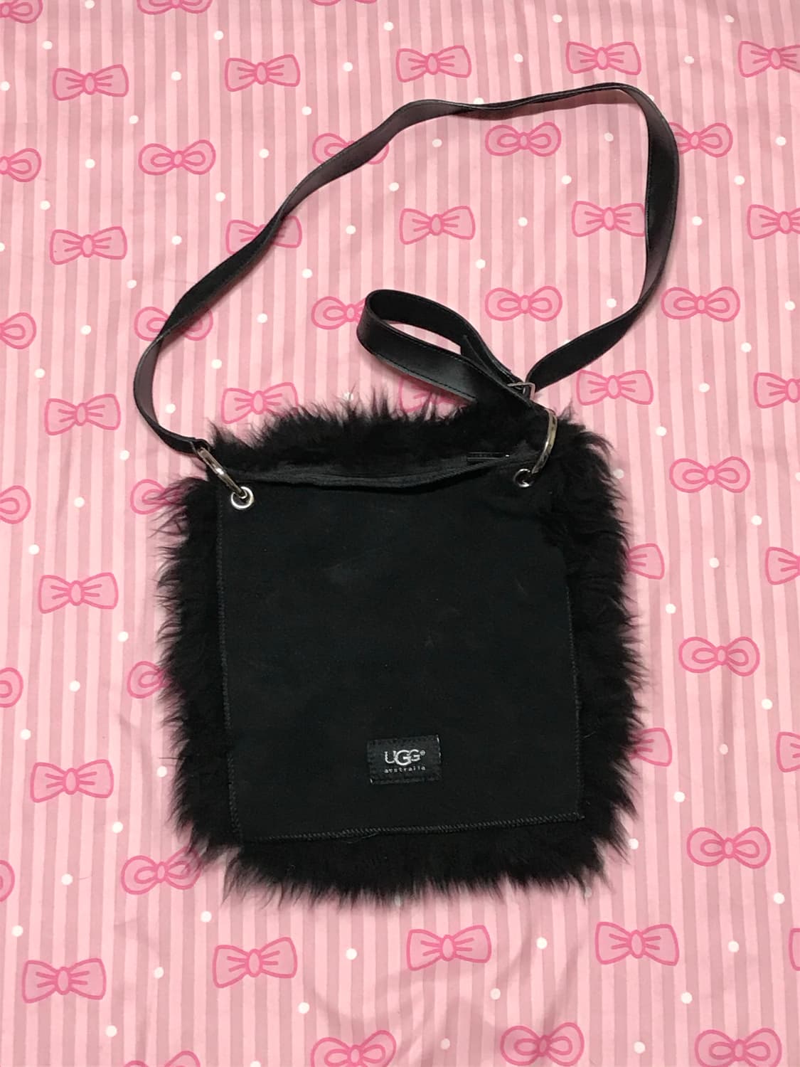 어그 퍼 크로스백 상품이미지1