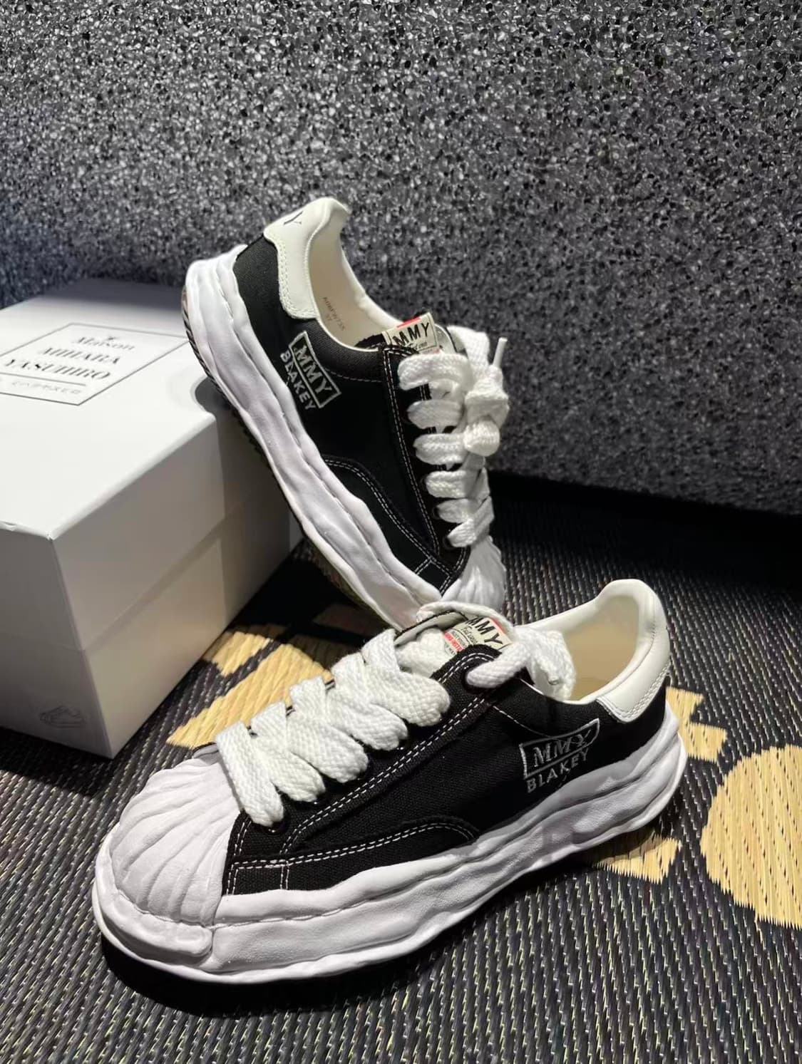 메종 미하라 야스히로 블레이키 OG 솔 캔버스 로우탑 스니커즈 블랙화이트 상품이미지1