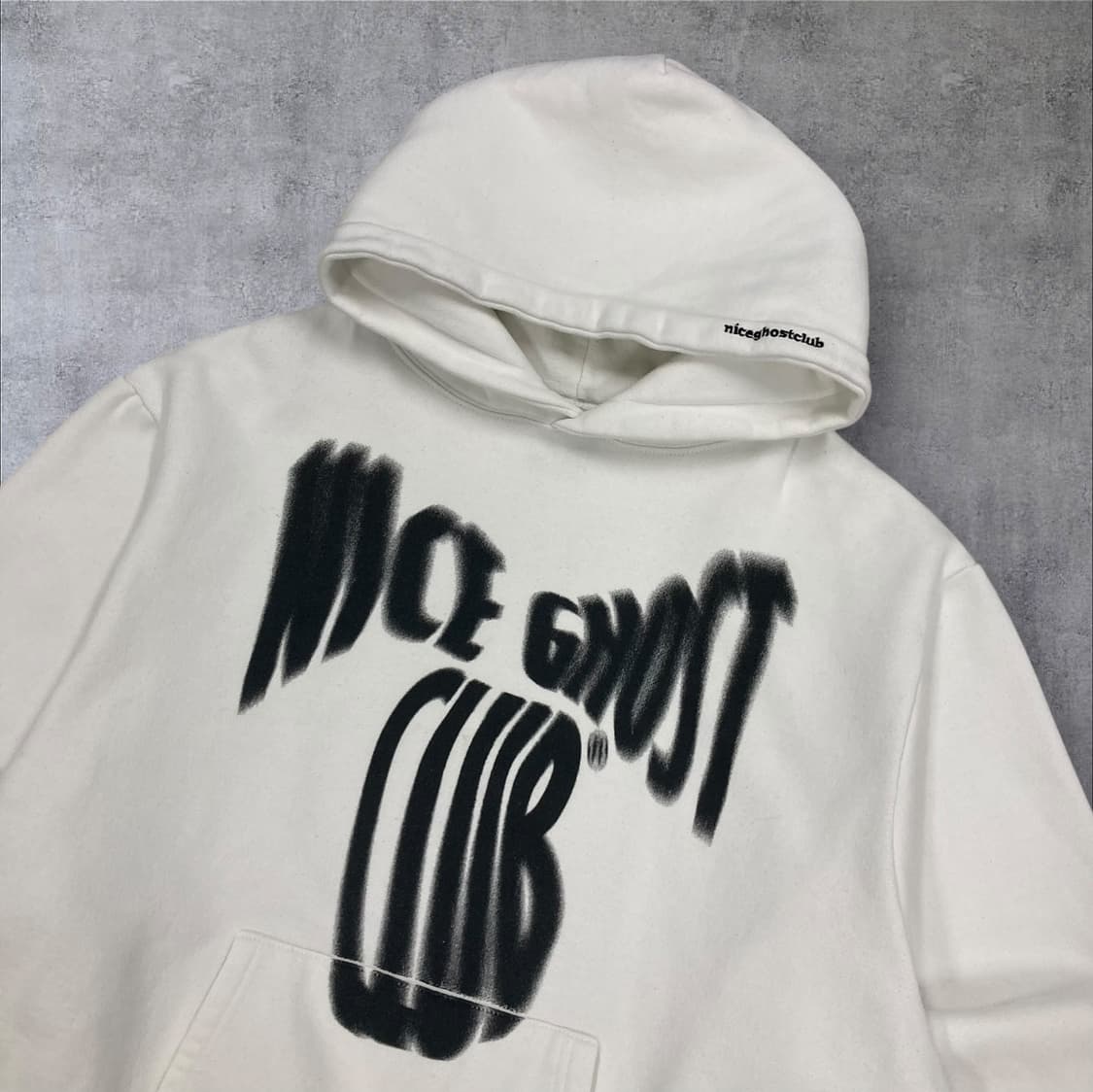 나이스 고스트 클럽 화이트 컬러 스펠아웃 빅로고 후드티 상품이미지2