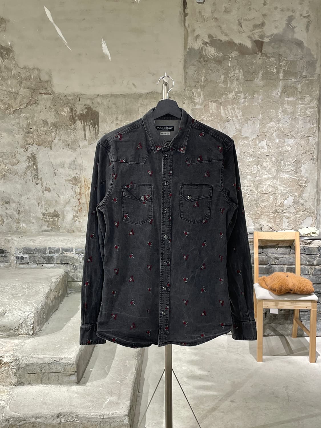 돌체 앤 가바나 흑청 플라워 자수 스냅 버튼 데님 셔츠 상품이미지1