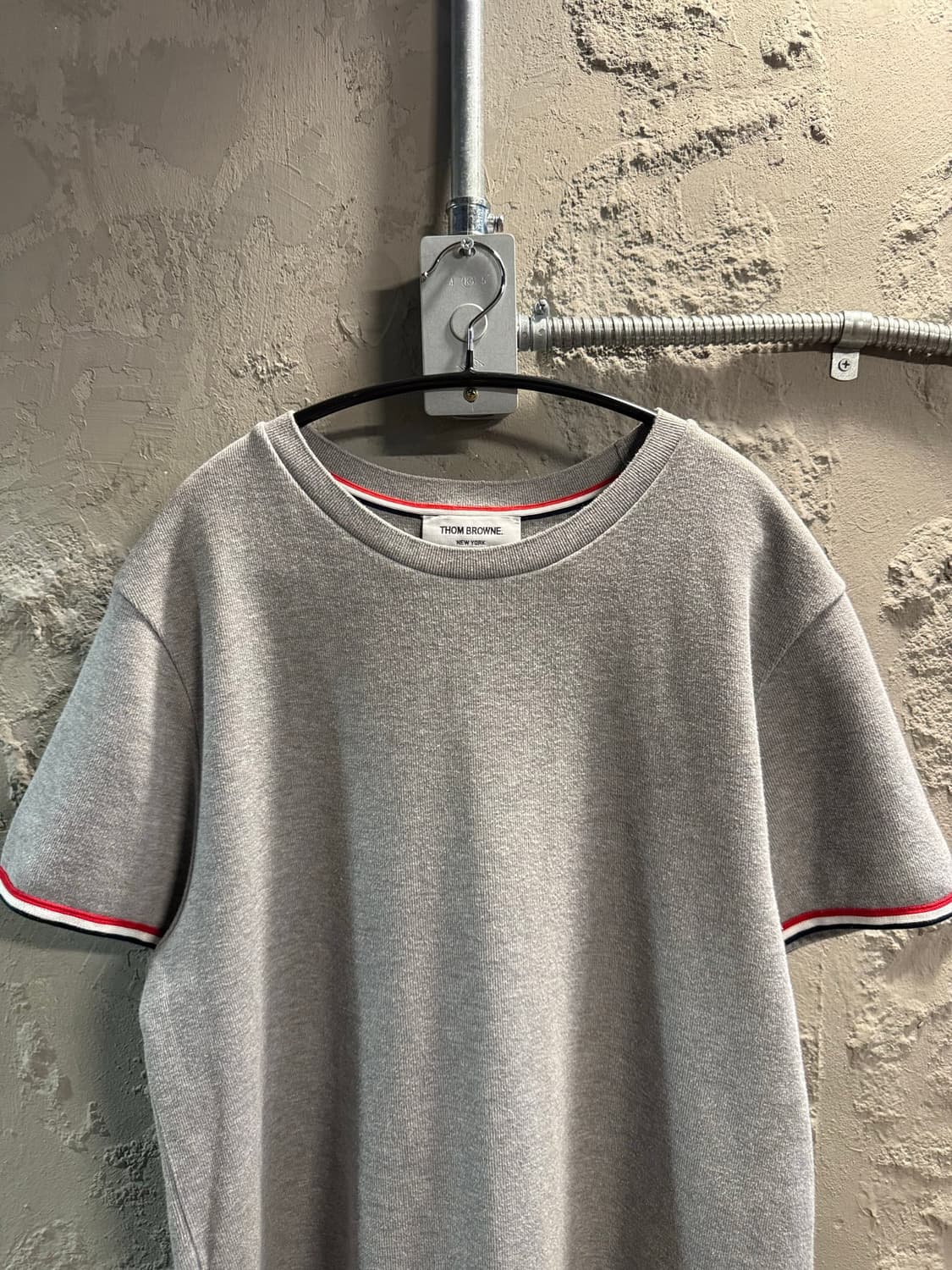 3 톰브라운THOM BROWNE 삼색선 사이드트임 반팔 티셔츠 그레이 상품이미지4