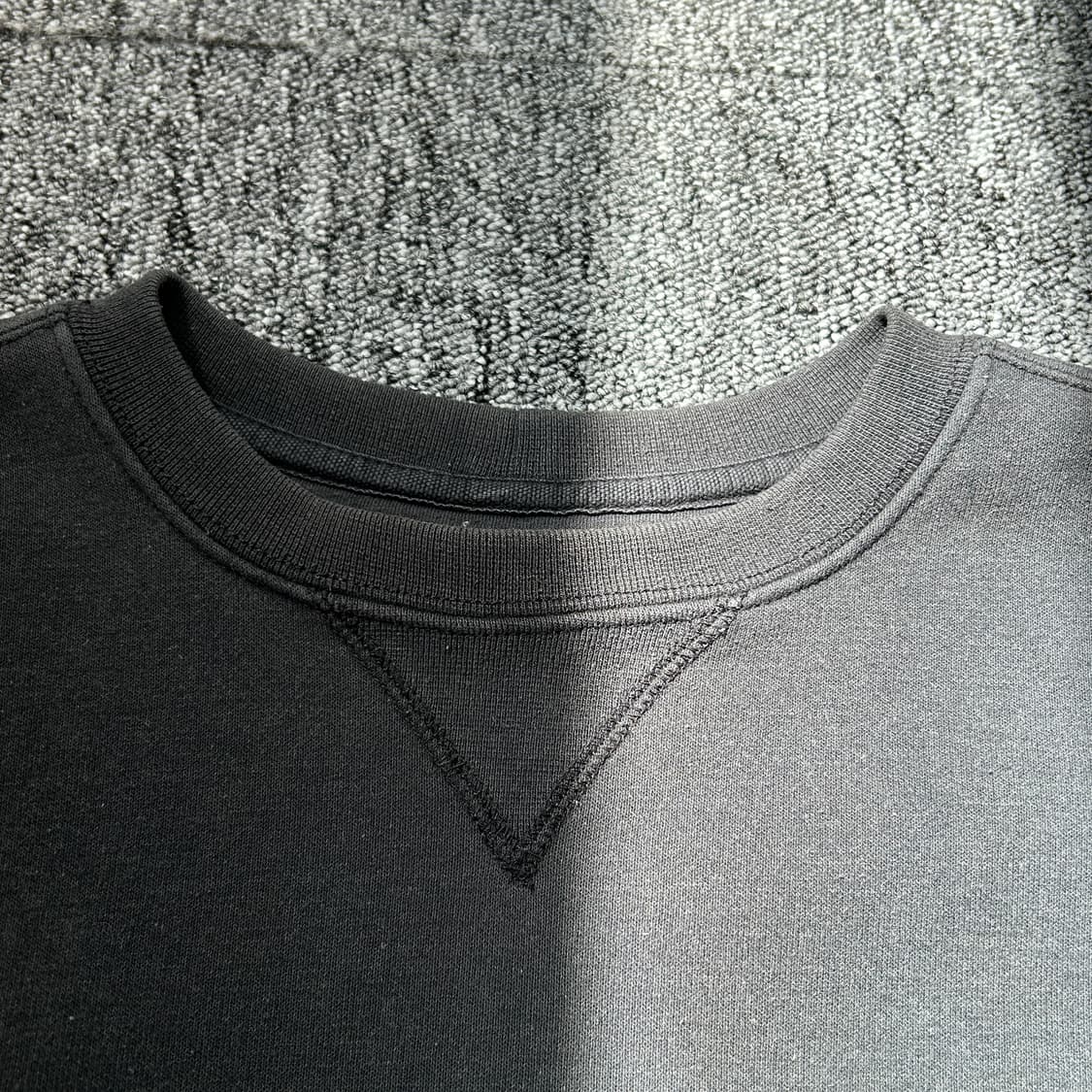 칼하트 미드웨이트 블랙 맨투맨 상품이미지3