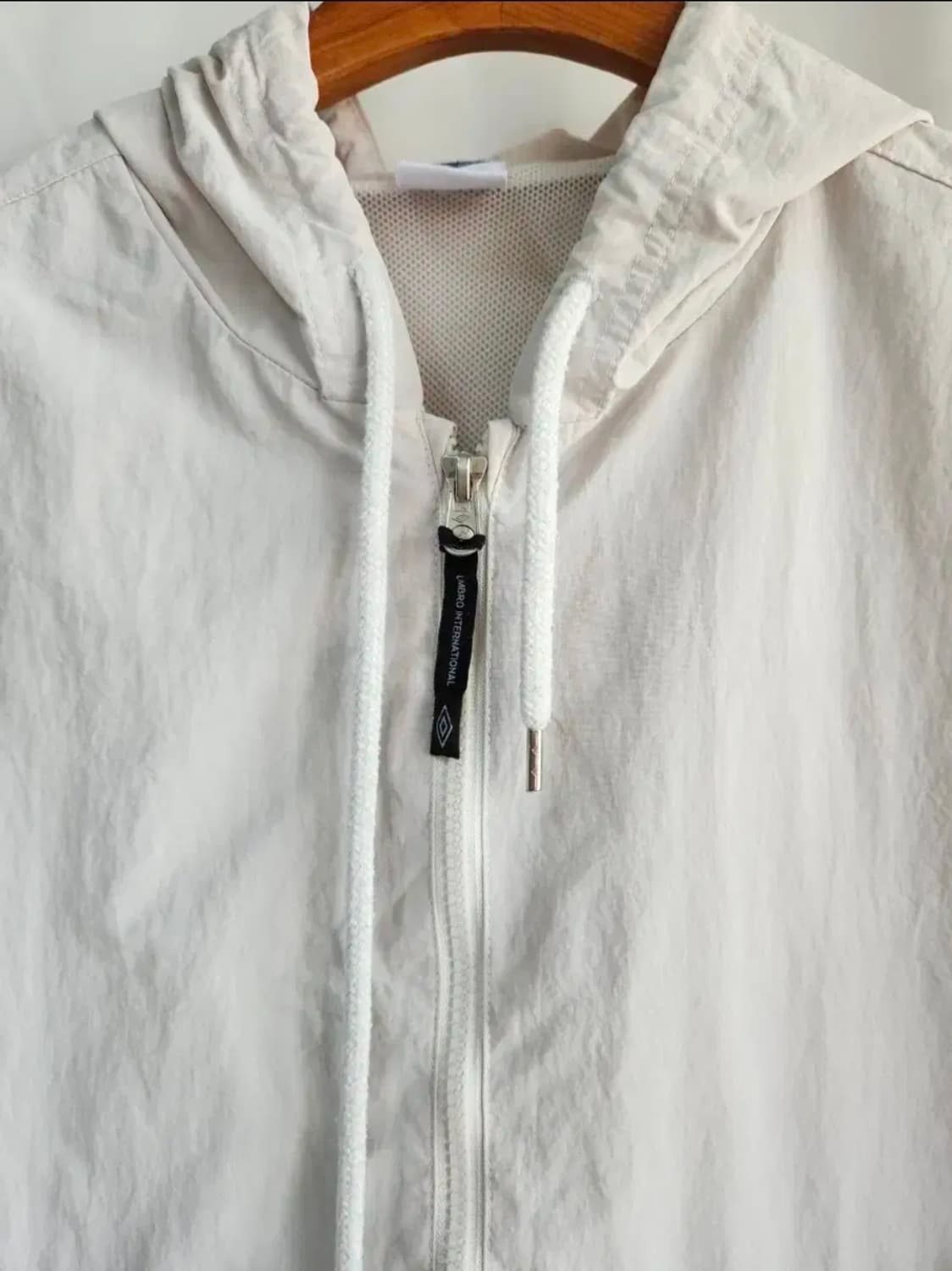 [엄브로] 후드 아노락 반집업 바람매이 메쉬 안감 클래식 스위트콘 상품이미지3