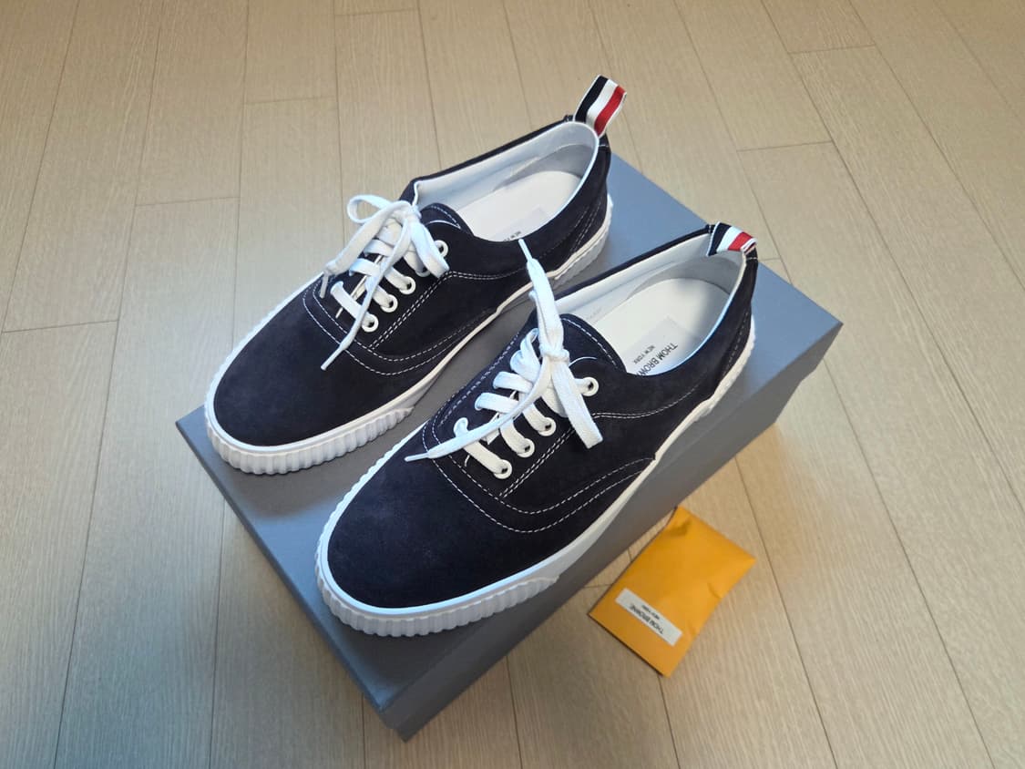 [정품] 톰브라운 25FW 남성 비텔로 카프 헤리티지 스웨이드 스니커즈 상품이미지1