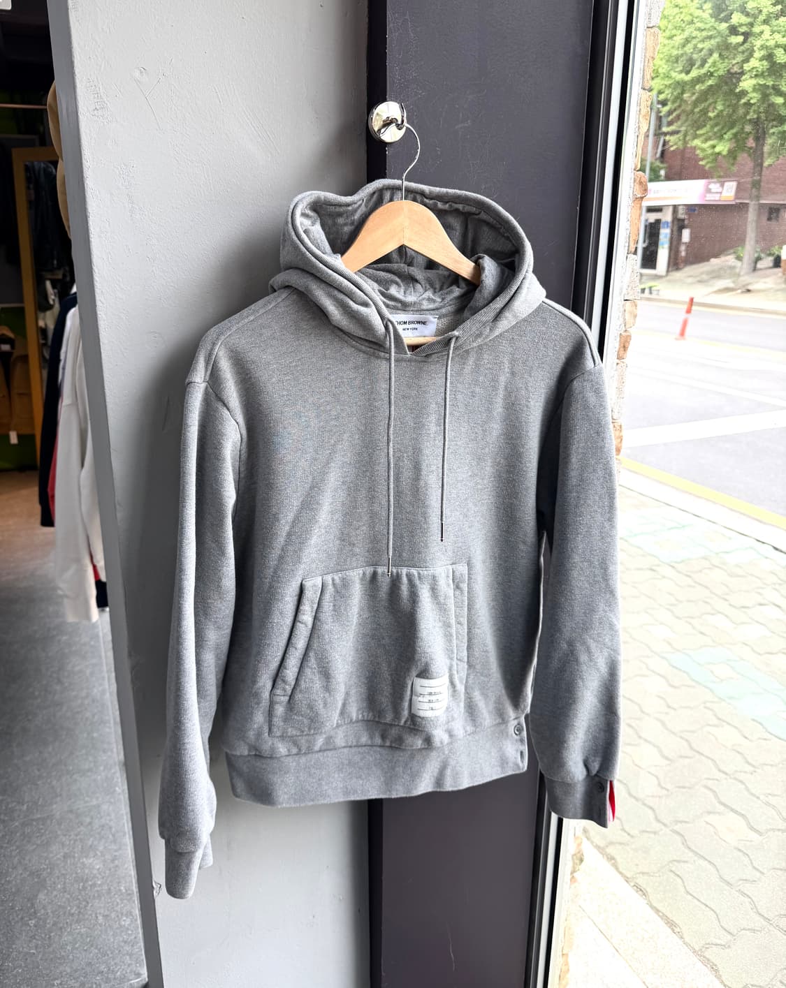 .2/ 톰브라운 백삼선 그레이 후드티 상품이미지2