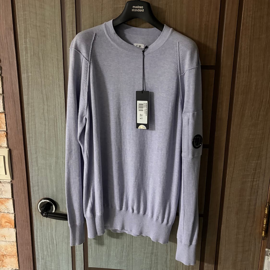 [새상품]씨피컴퍼니 CP컴퍼니 렌즈 와펜 크루넥 니트 라이트퍼플 상품이미지2