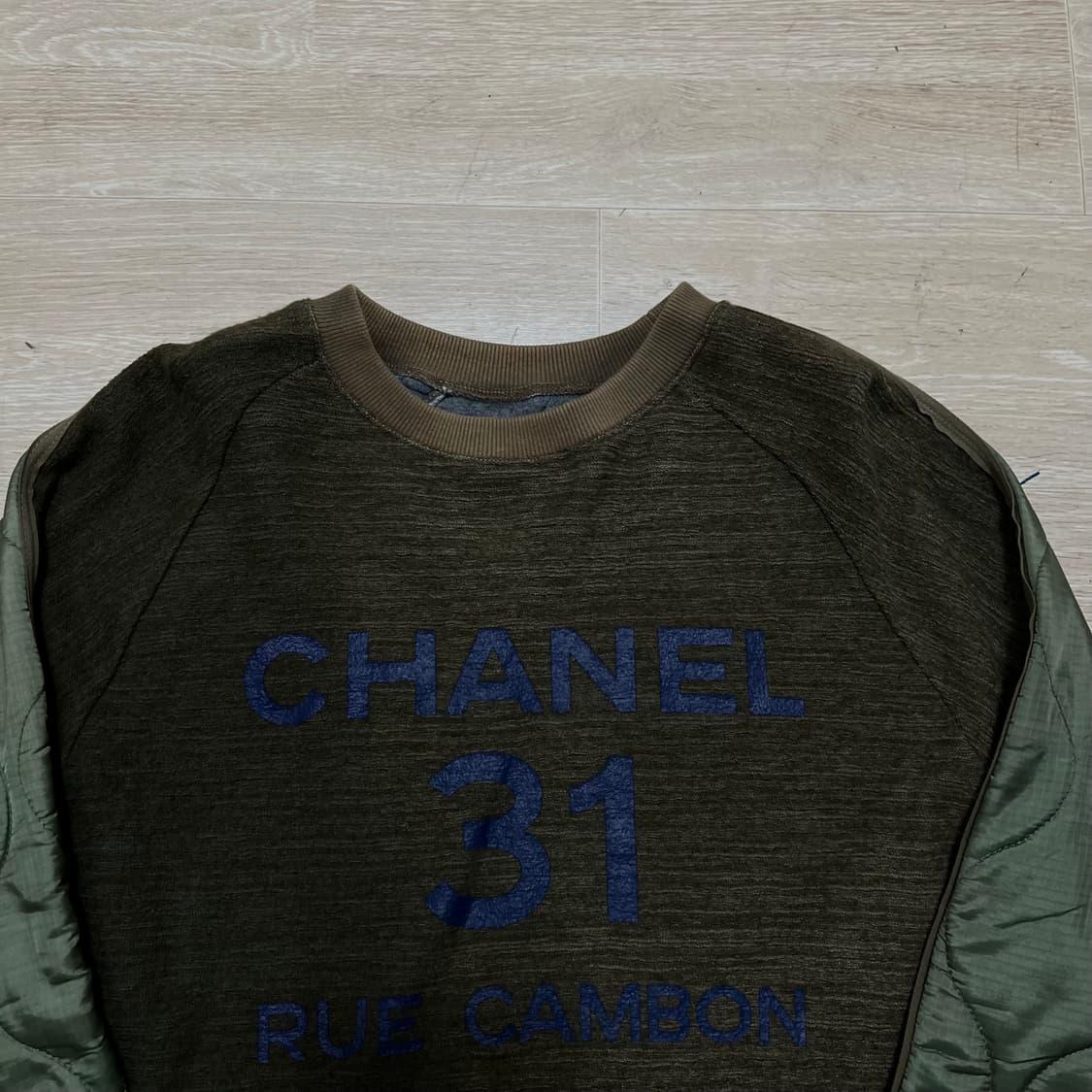 샤넬 빅로고 퀼팅 맨투맨 [브라운] S/90 상품이미지2