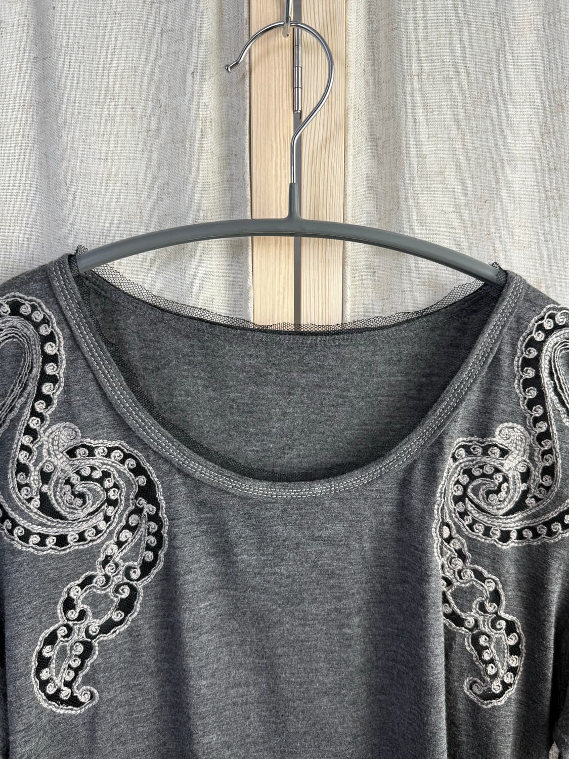 Hiroko Bis 자수 트리밍 실크 롱슬리브 티 상품이미지4