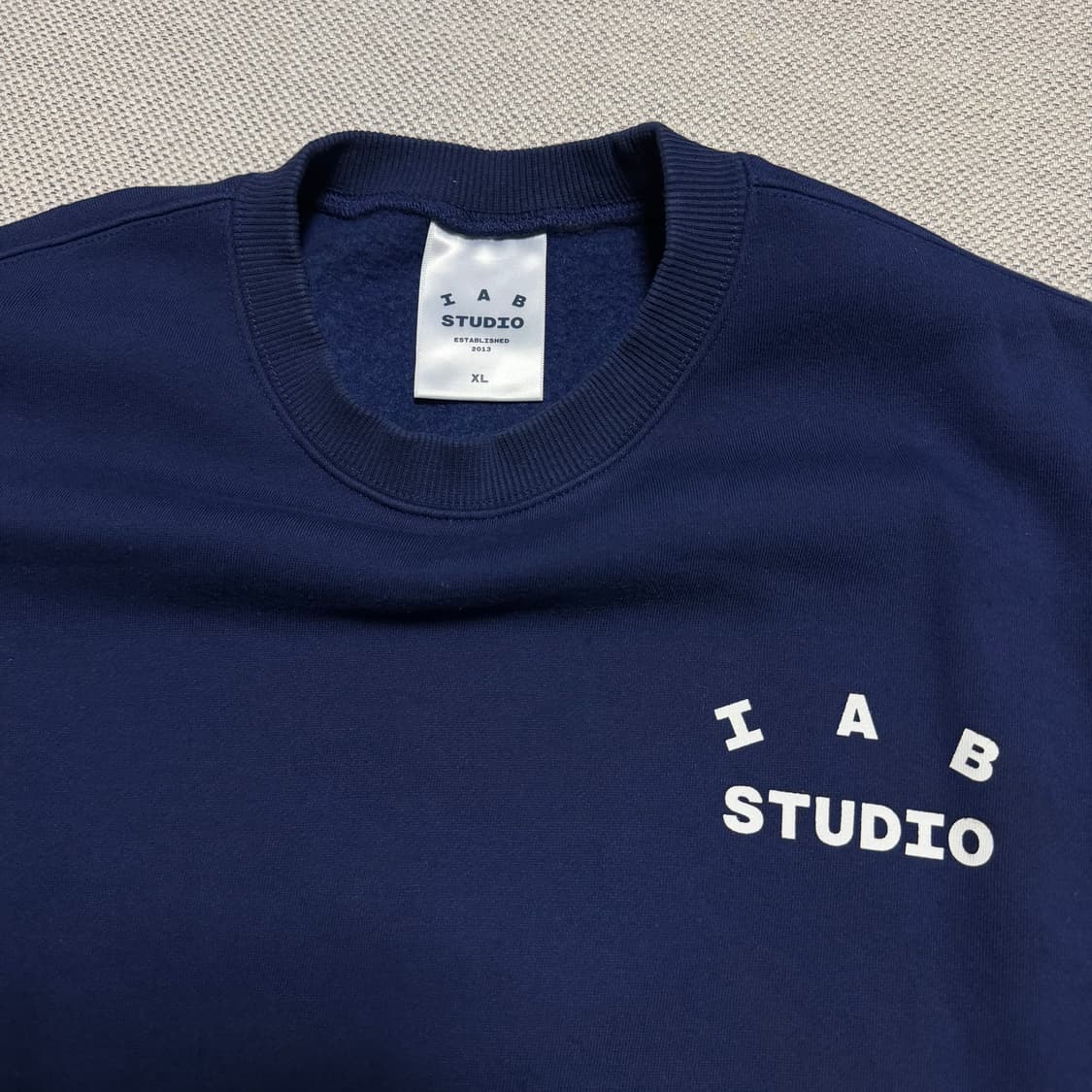 아이앱 IAB 스튜디오 네이비 맨투맨 티셔츠 상품이미지2