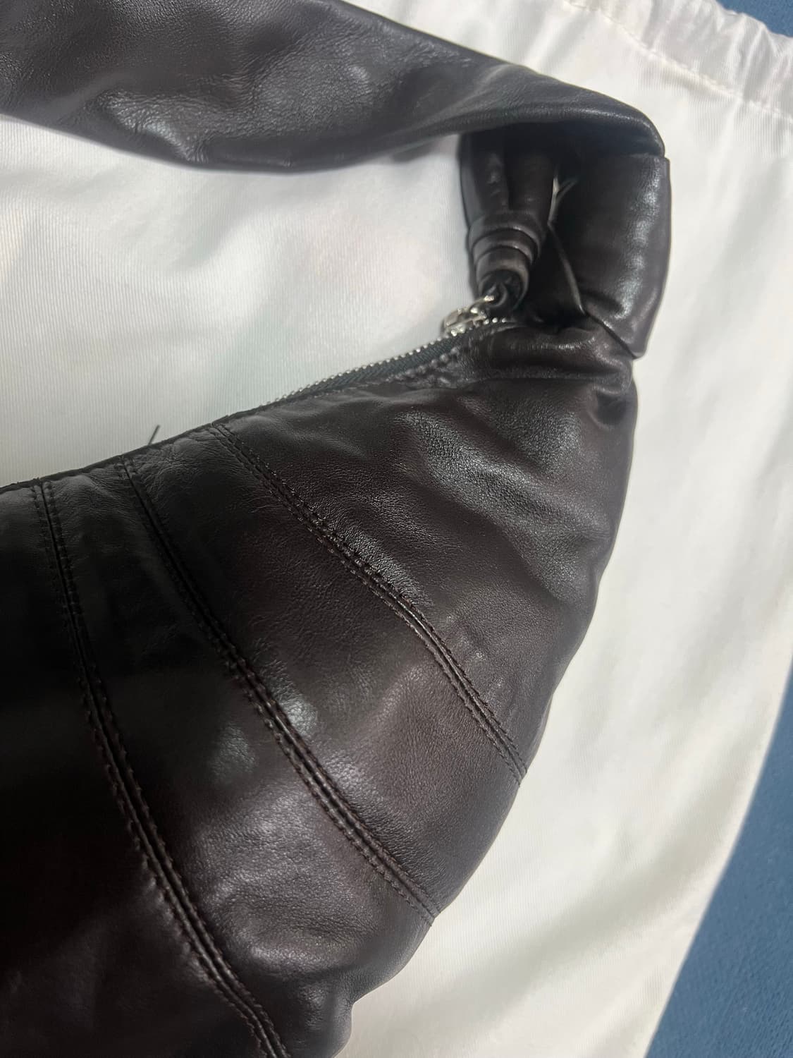 르메르 크루아상백 스몰 다크초콜릿 상품이미지9