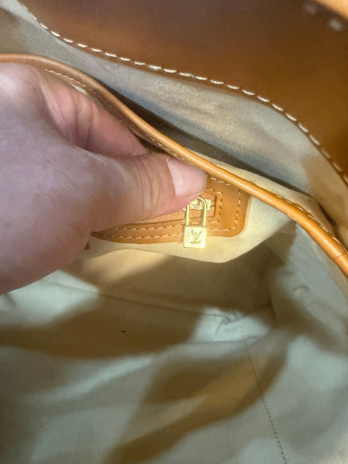 정품 루이비통 루실 숄더백 팝니다 상품이미지9