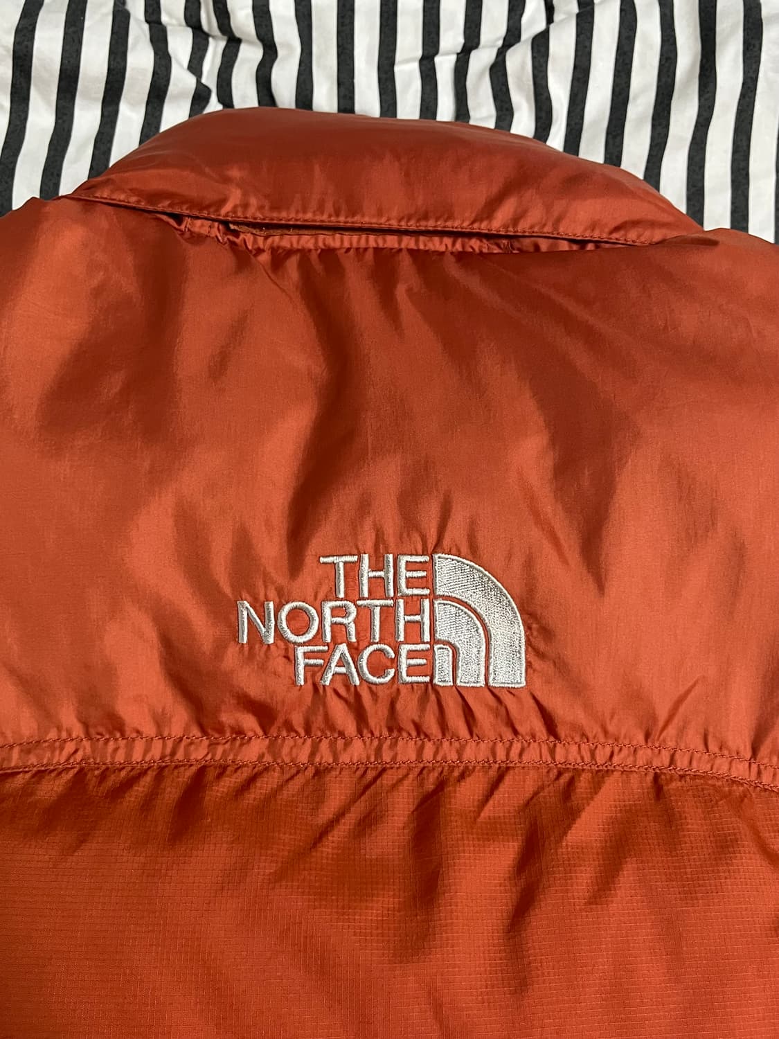노스페이스 700 중앙로고 패딩 조끼 오렌지 L 상품이미지7