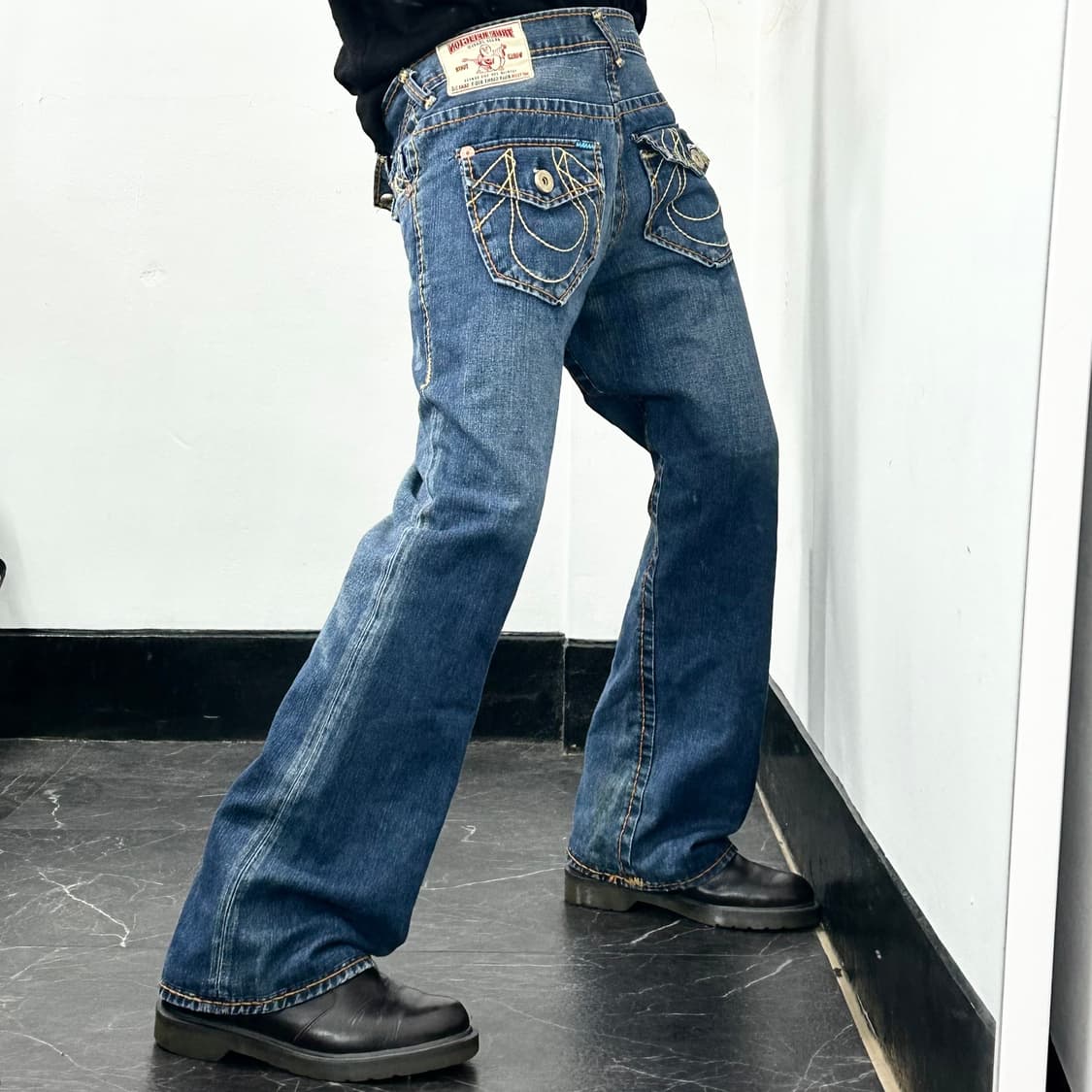 트루릴리전 빌리 자이언트 빅 T 부츠컷 데님 팬츠 상품이미지1