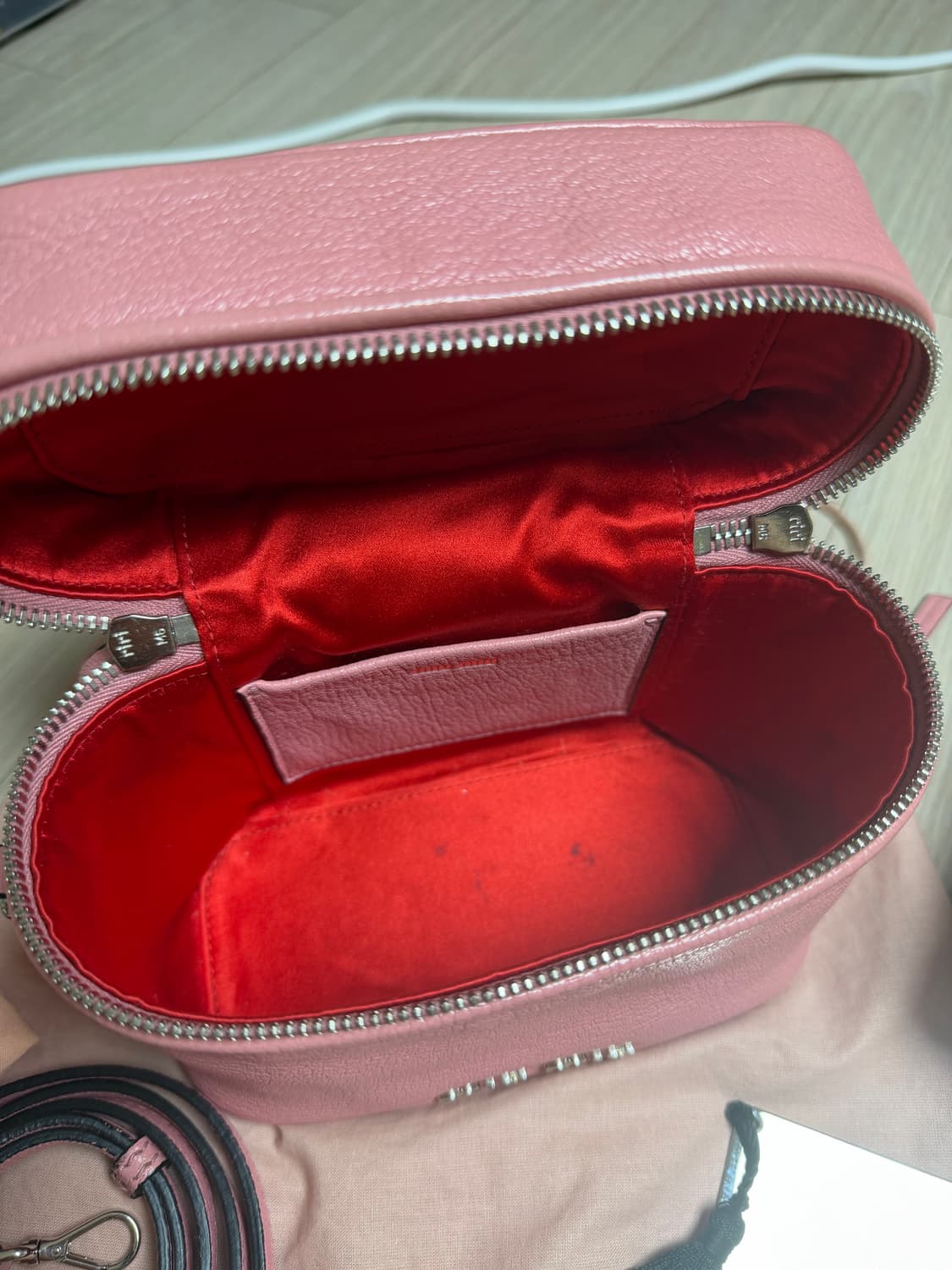 미우미우 스퀘어 핑크 토트 크로스백 상품이미지4