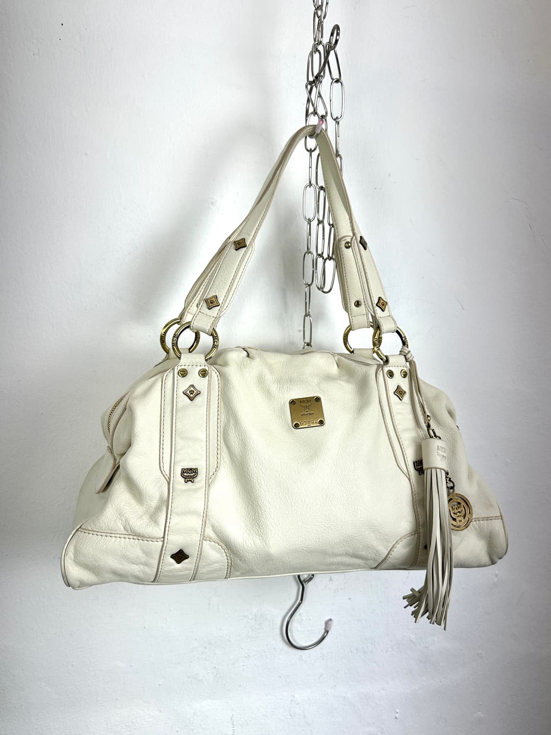 MCM Ivory Patent Leather Stud Motif Larg 상품이미지1