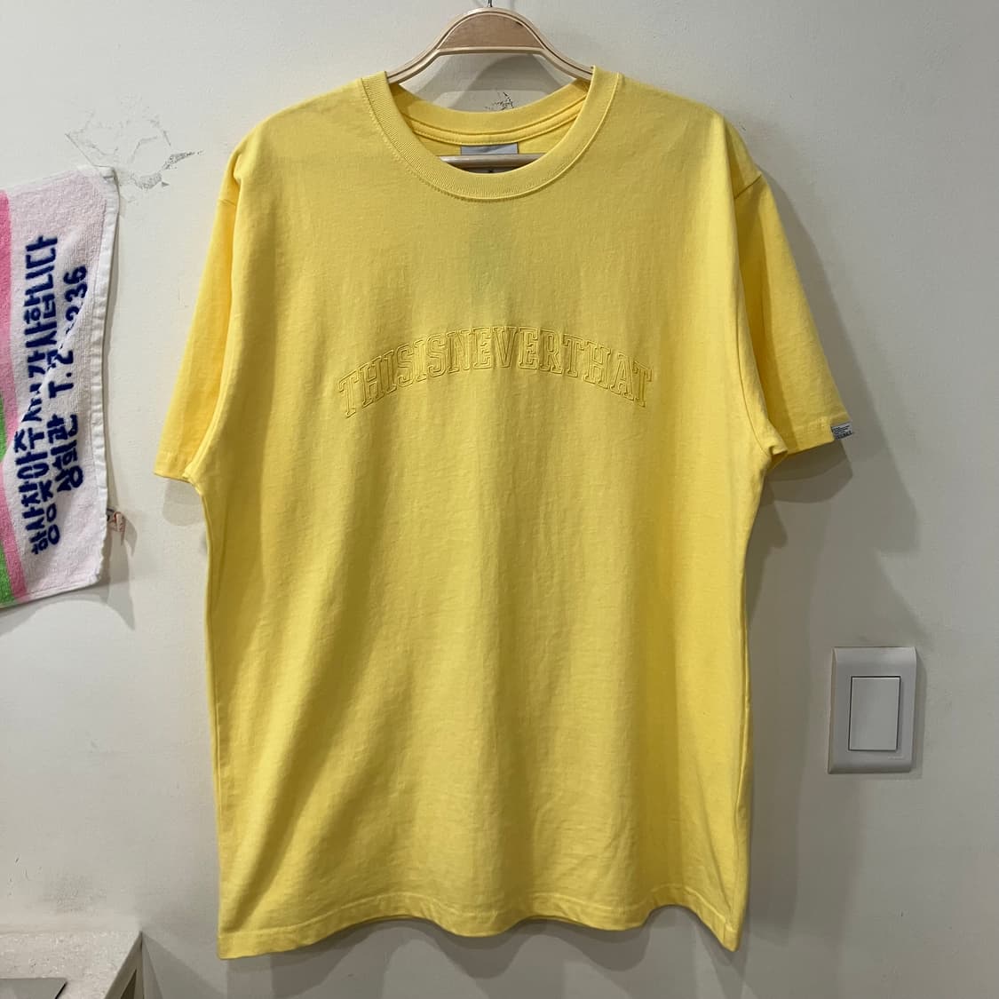 81 디스이즈네버댓 로고 반팔 옐로우 상품이미지1