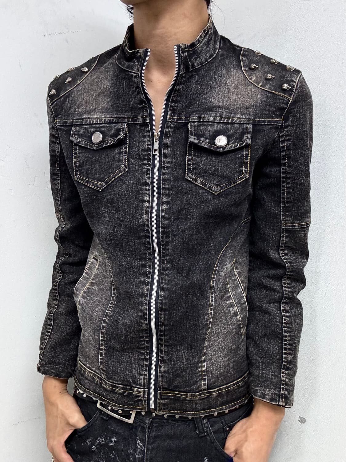 Skull Stud Washed Denim Jacket 상품이미지1