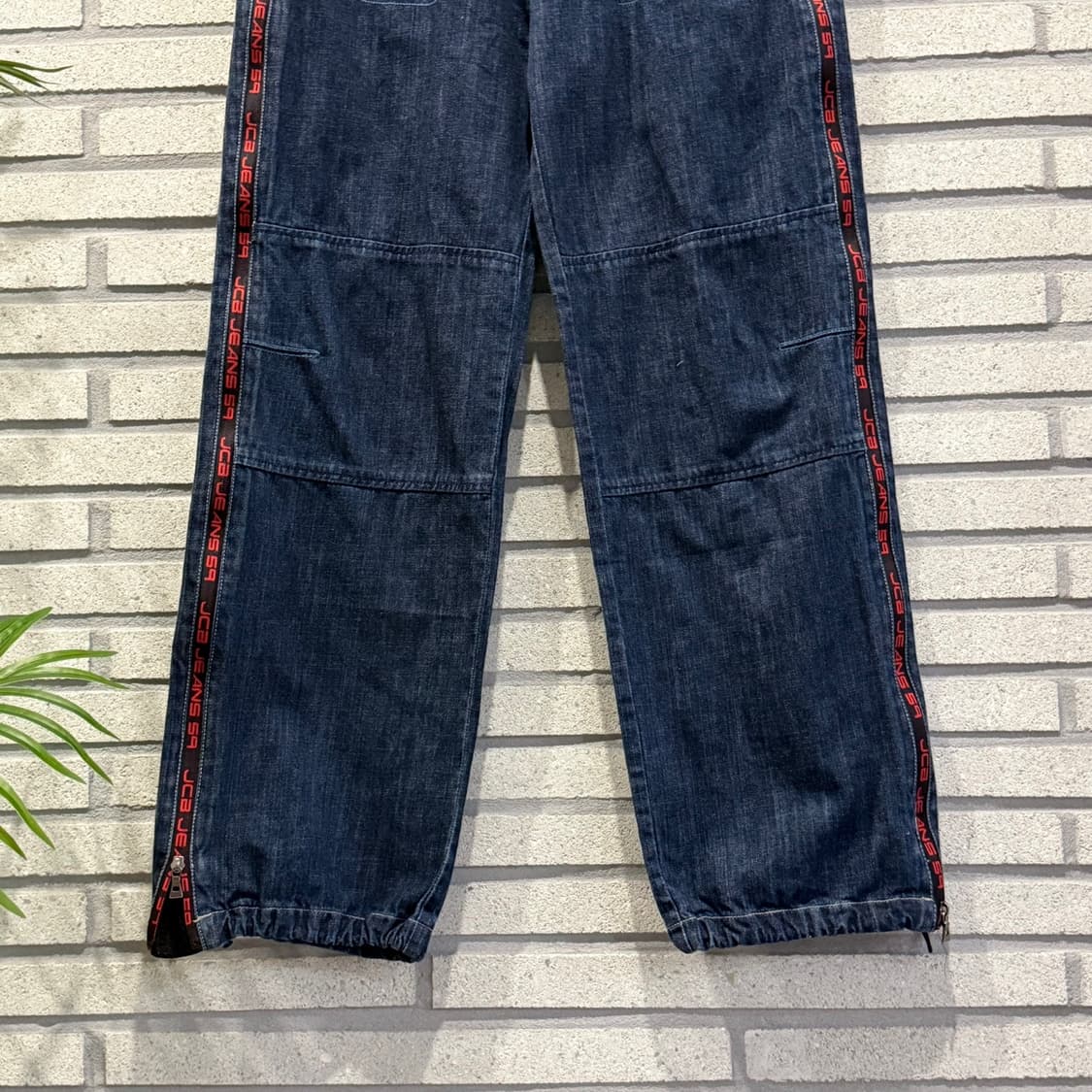 JCB Jeans 유틸리티 데님팬츠 사이드 로고 지퍼 뒷밴딩 디테일 진청 상품이미지4