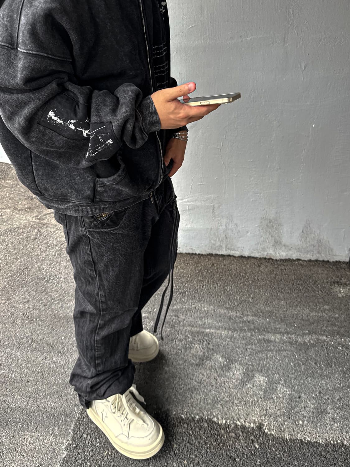 에모스탠스클럽 스모크 워싱 패치 후드집업 블랙 상품이미지2