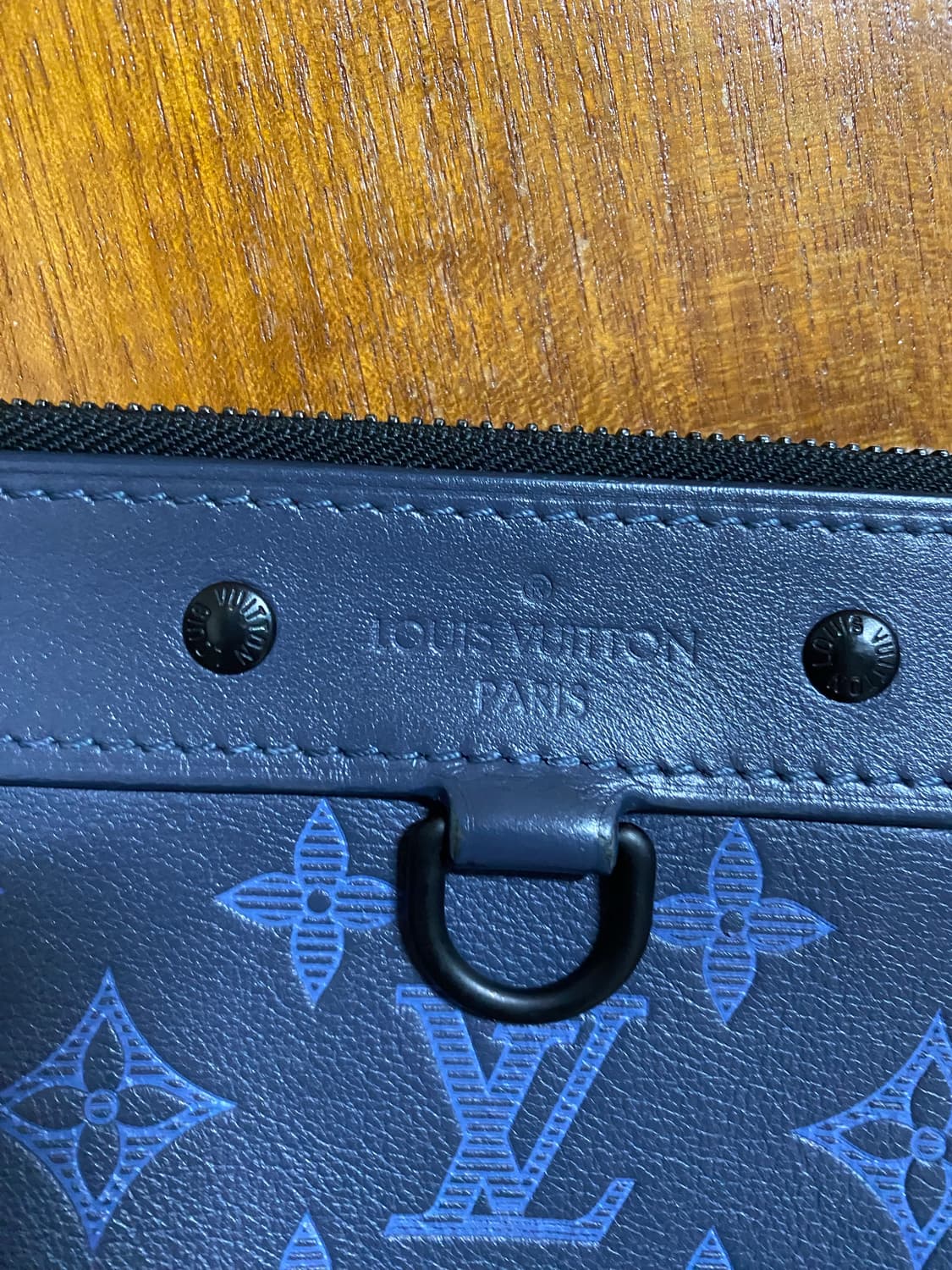 루이비통 이클립스 쉐도우 포쉐트 디스커버리 클러치 네이비 상품이미지2