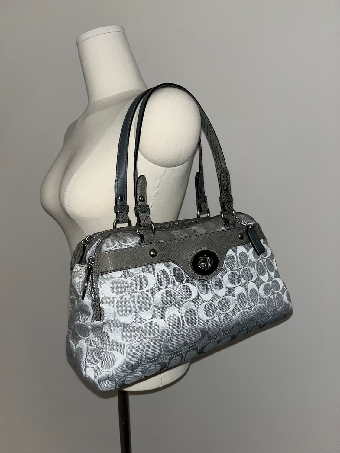 🎉SALE🎉 COACH Gray shoulder bag 상품이미지3