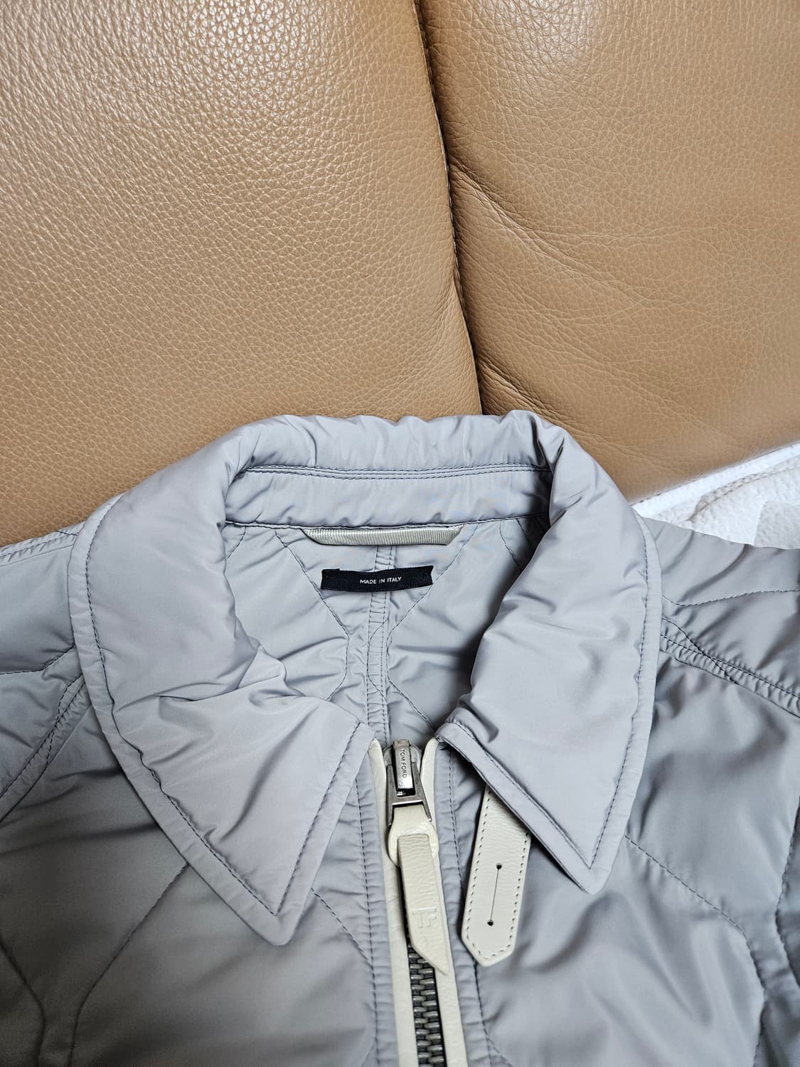 톰포드 퀼티드 패디드 봄버 자켓 그레이 상품이미지4