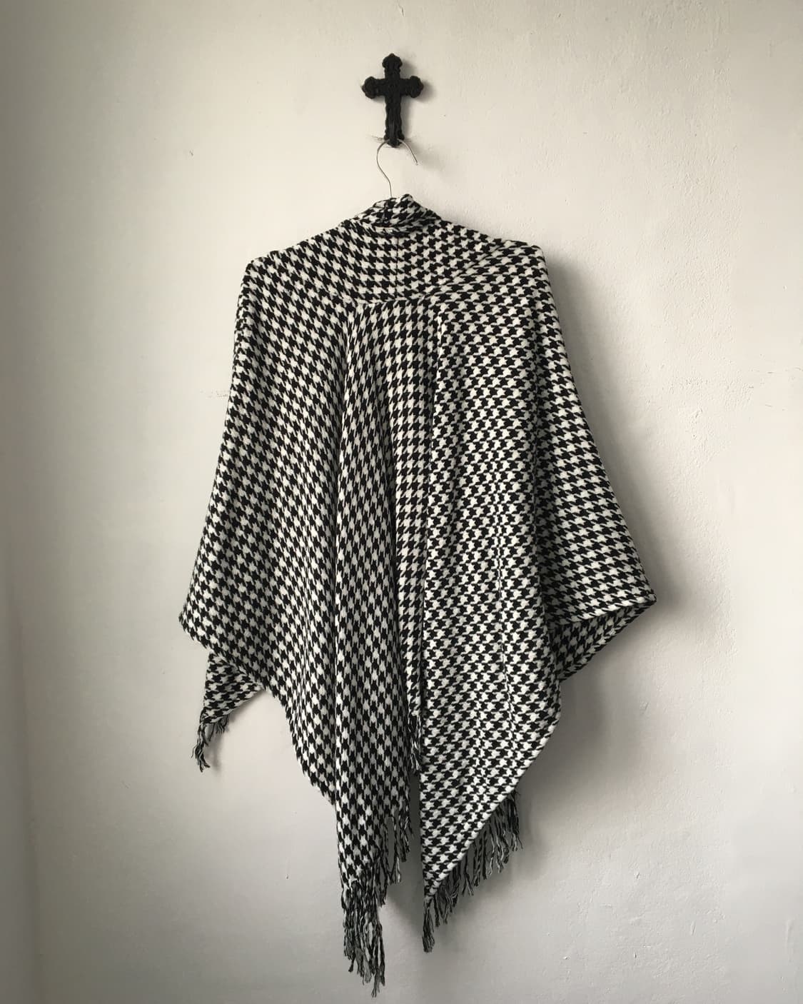Hound tooth pattern fringe cape 상품이미지3