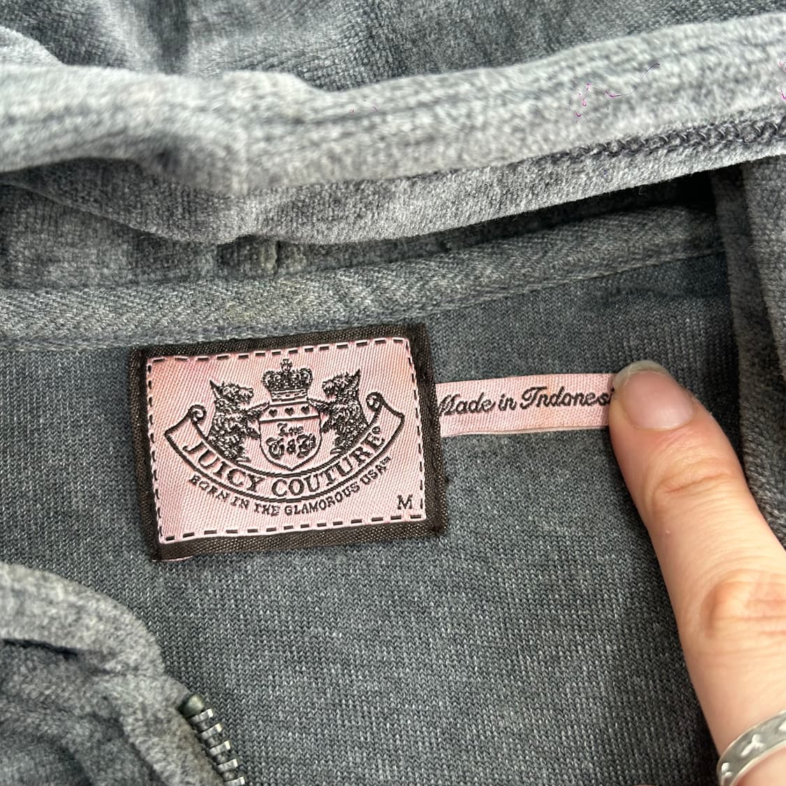 Juicy Coutrue 쥬시꾸뛰르 그레이 벨벳 백포인트 큐빅 후드집업 상품이미지6