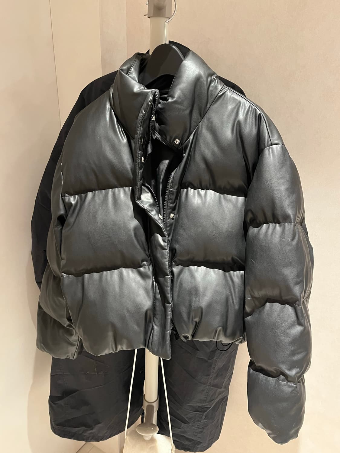 지오다노 오버핏 에코 레더 가죽 숏 푸파 패딩 점퍼 상품이미지8