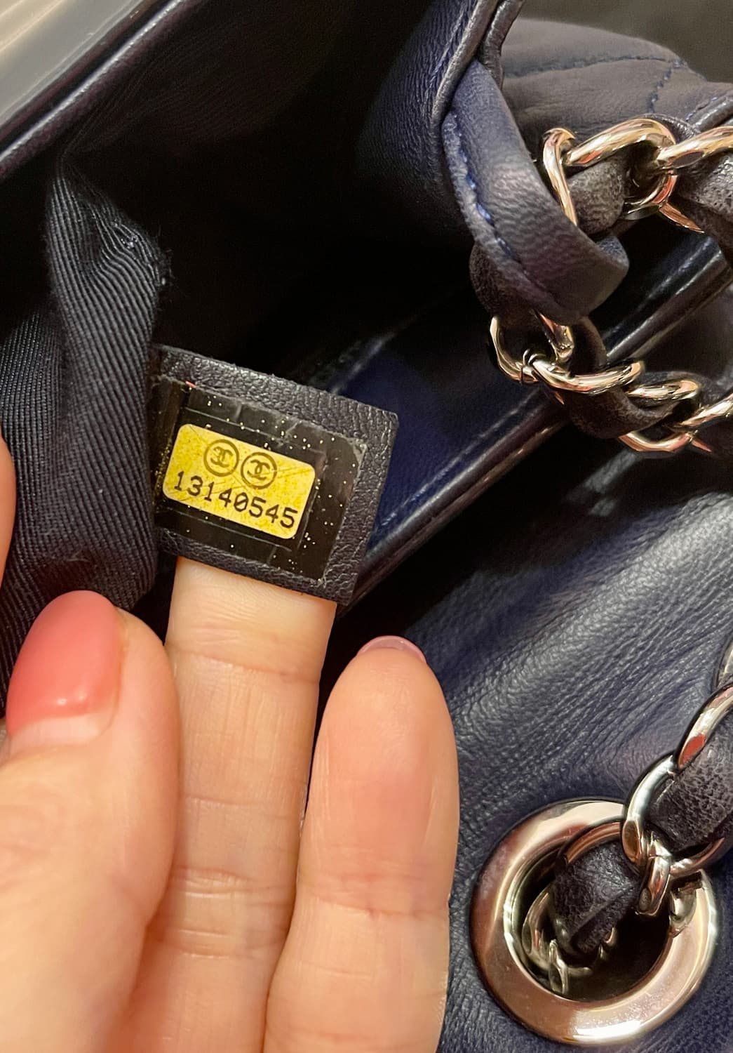 샤넬 레어템13번대 립스틱 백 (네이비 콤비 CC 로고 플랩 숄더백) 상품이미지5