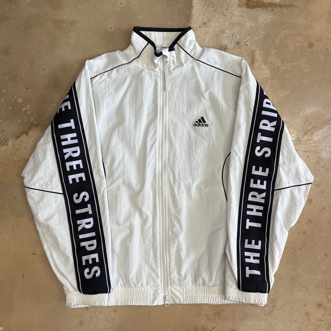L 아디다스 The Three Stripes 레터링 우븐 바람막이 상품이미지2