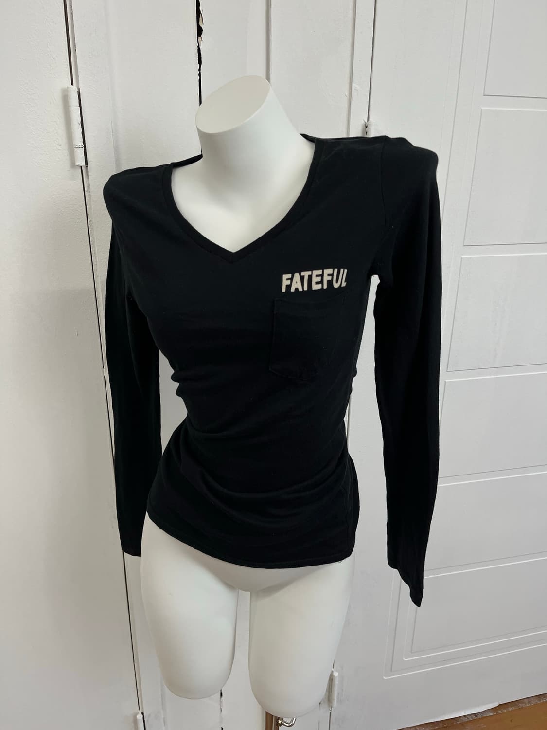 블랙 프린팅 브이넥 긴팔 상품이미지2