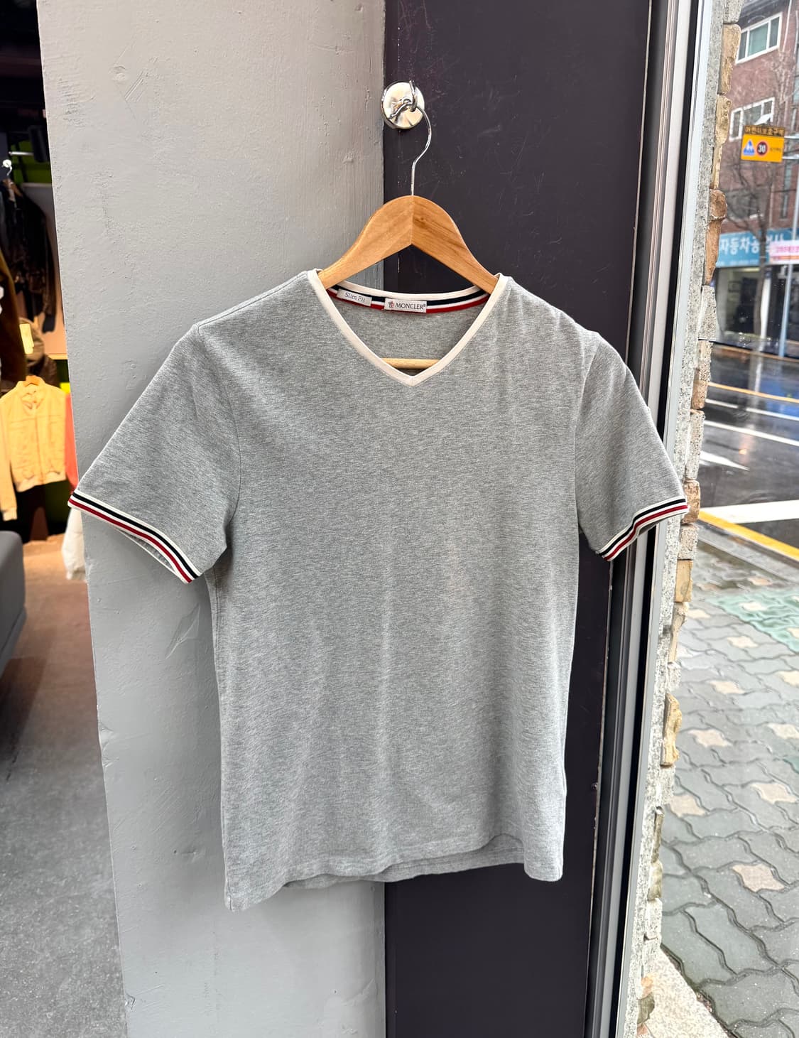 .S/ 몽클레어 브이넥 와펜 에센셜 반팔 상품이미지3