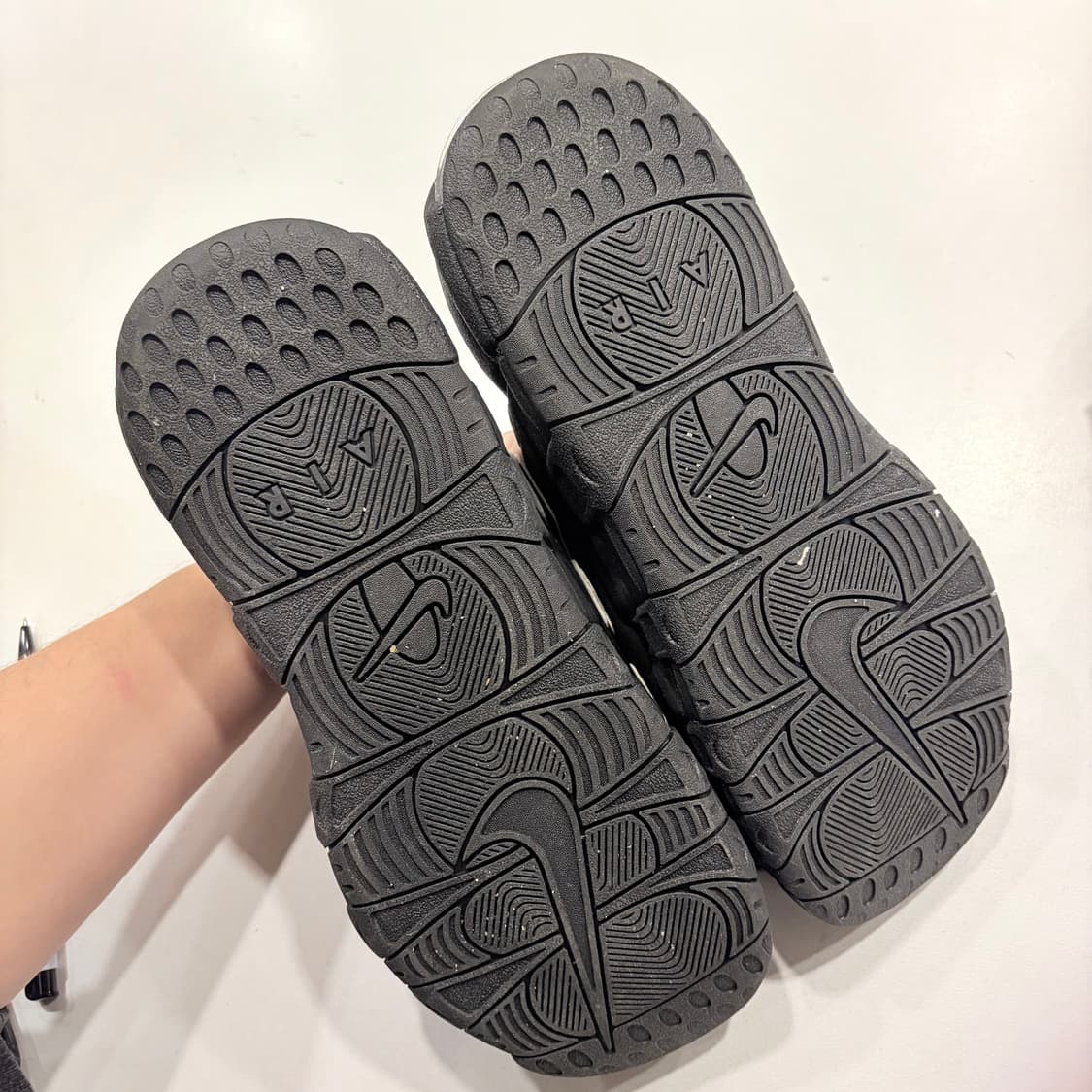 [270] 나이키 에어 모어 업템포 슬리퍼 블랙 상품이미지4