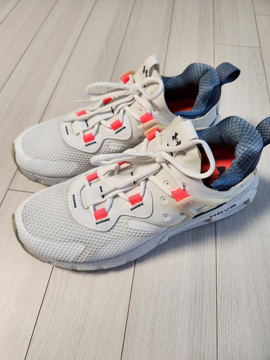 언더아머 운동화 HOVR 메가 MVMNT 신발_T 3023594-104  상품이미지1