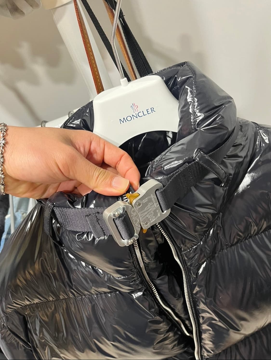 몽클레어 1017 알릭스 콜라보 유광 패딩 상품이미지3