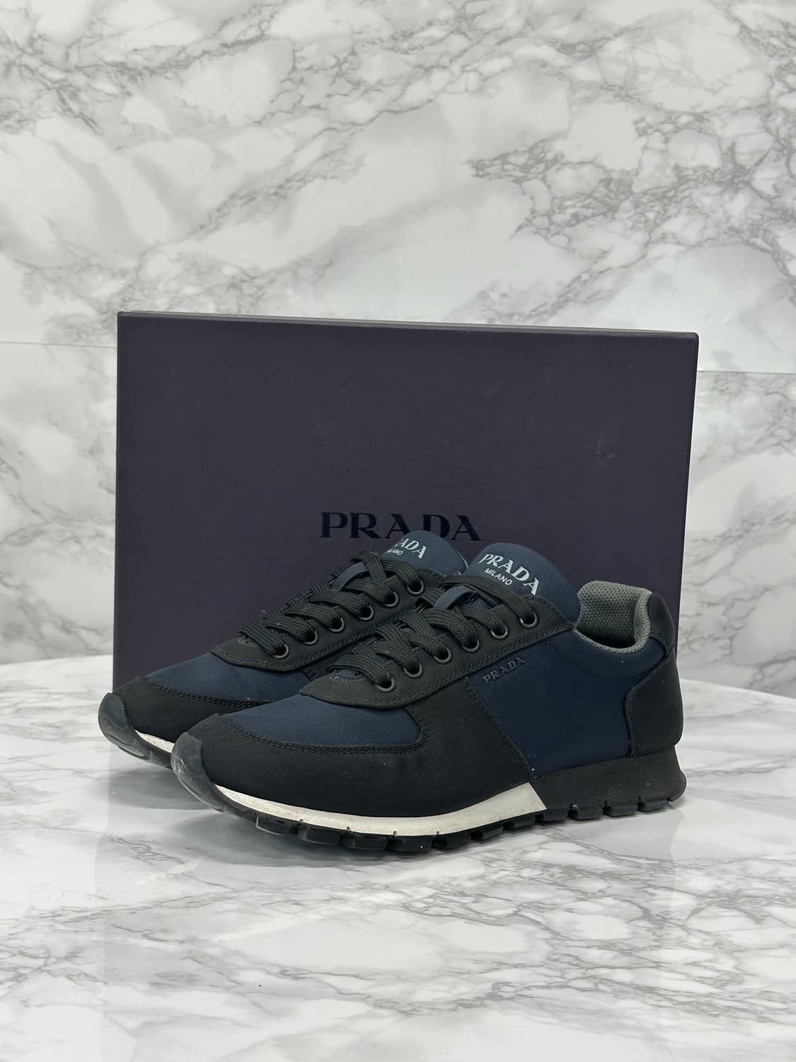 (7.5) 프라다 레터링 스니커즈 블랙/네이비 상품이미지3