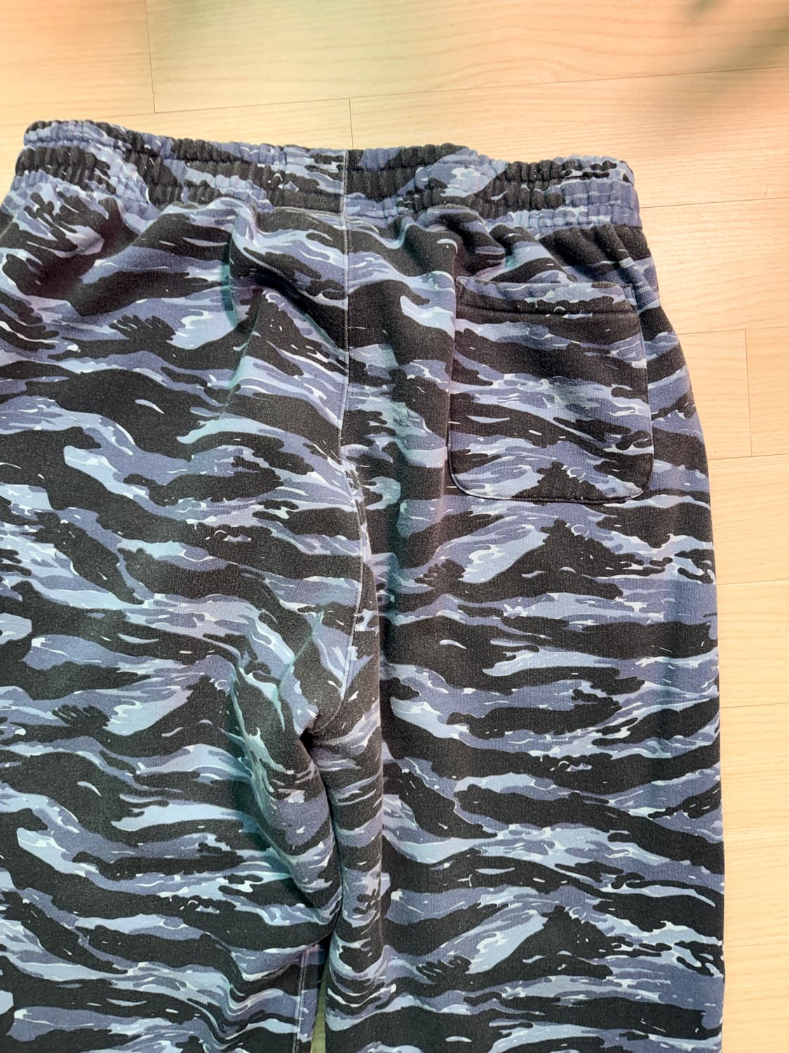 슈프림 스몰 박스 스웨트팬츠 블루 타이거 카모 - 24FW 상품이미지9