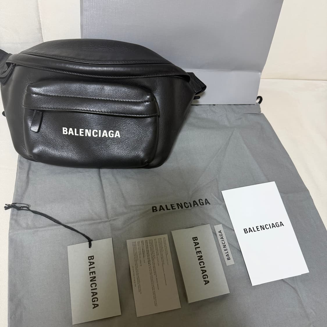 발렌시아가 에브리데이 카프스킨 벨트백 풀박 상품이미지1