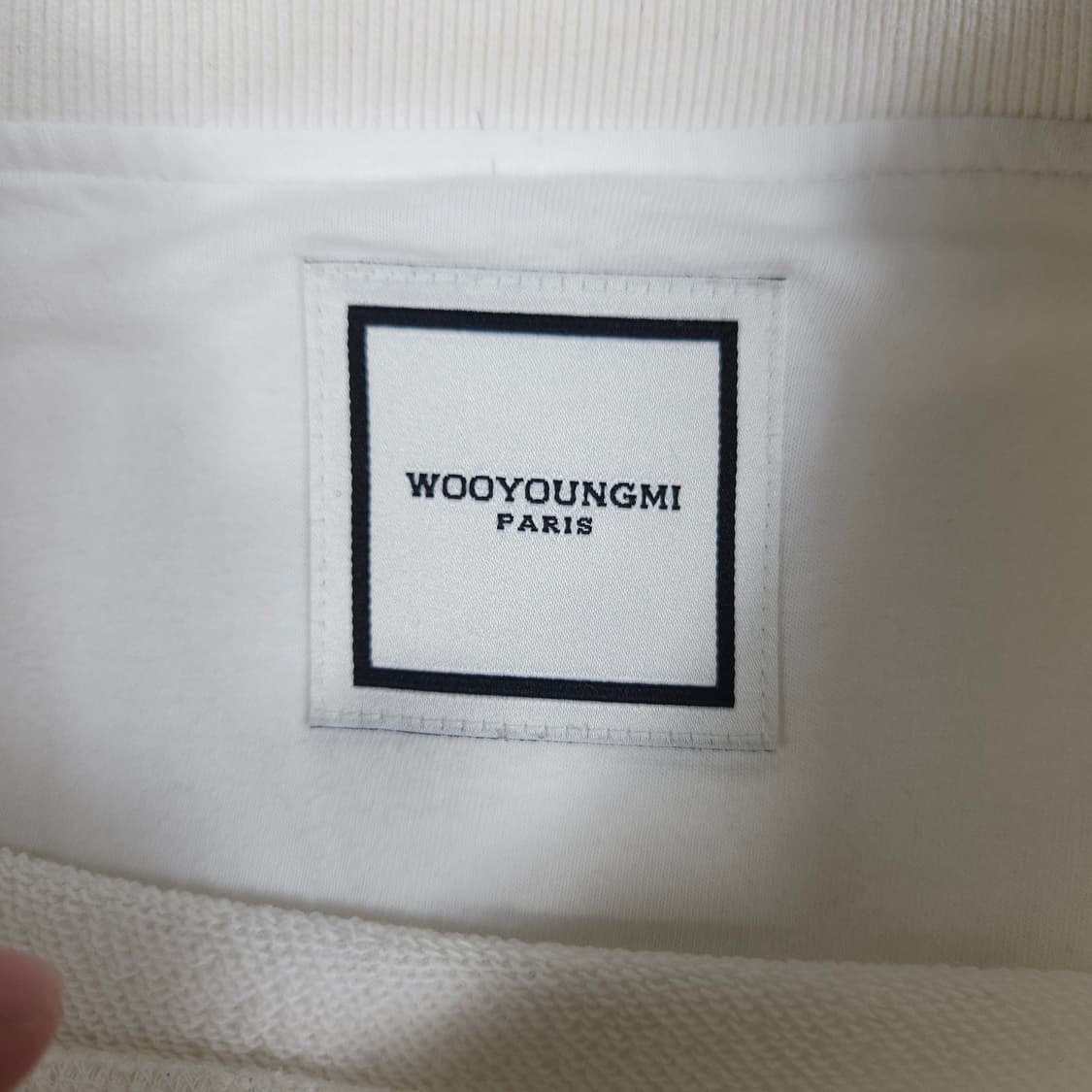 우영미 스퀘어 라벨 화이트 맨투맨  상품이미지6