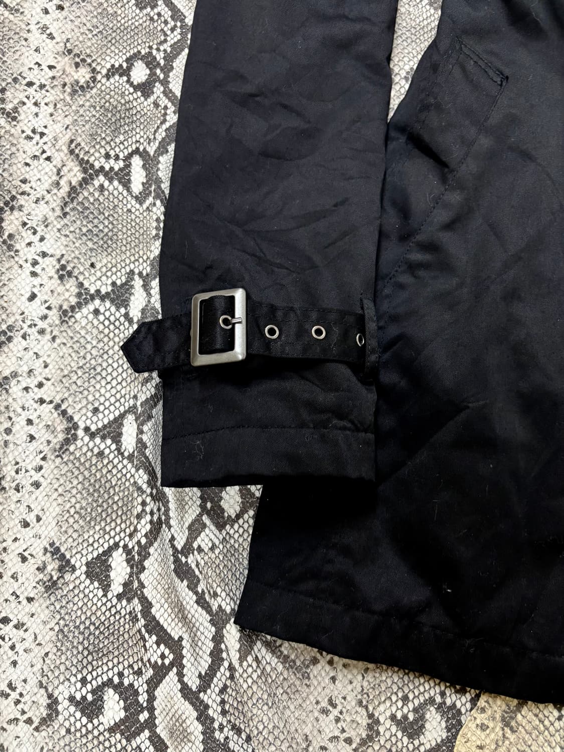“Vintage” Neck Buckle Detail Black Moder 상품이미지4