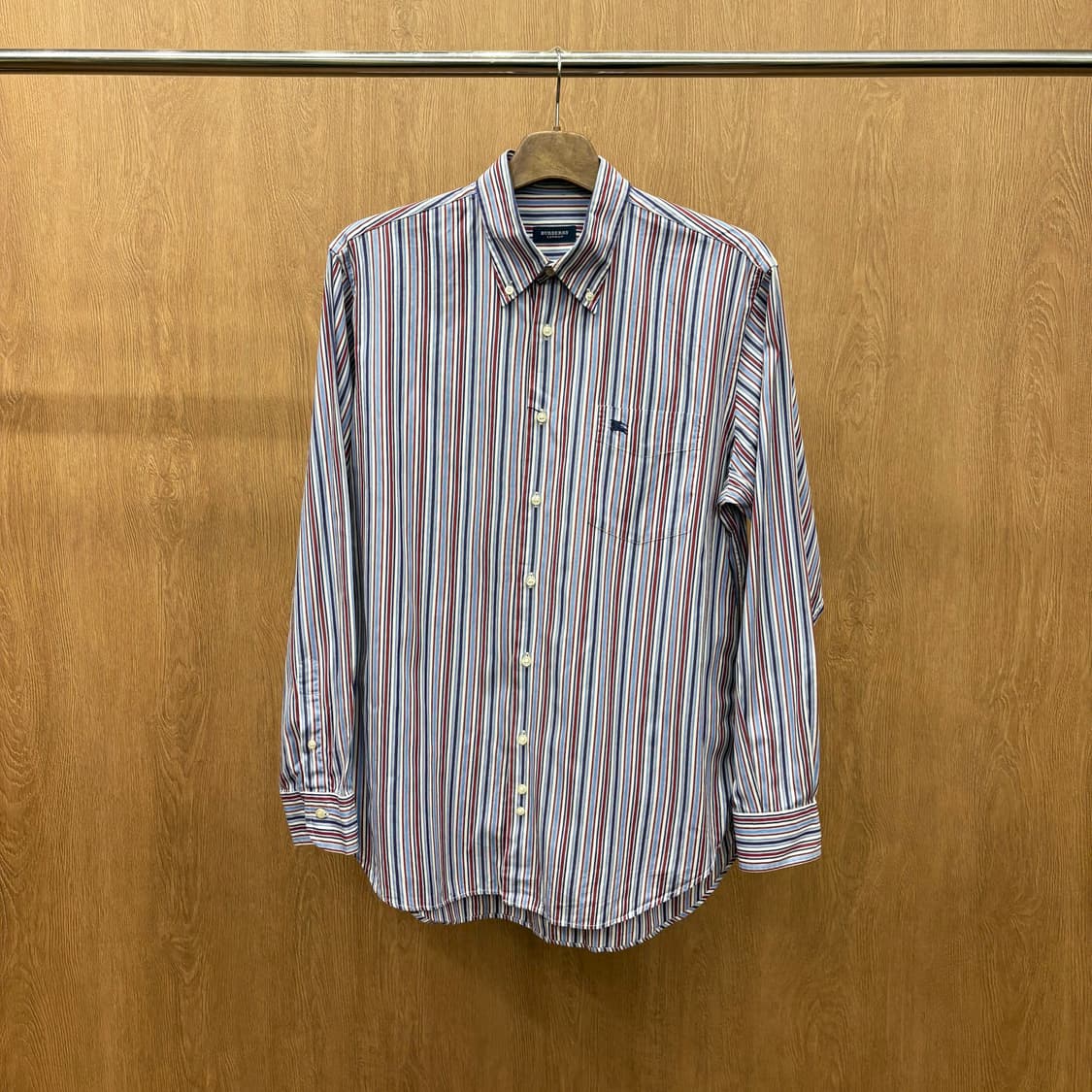 버버리 런던 코튼 긴팔 셔츠 스트라이프 패턴 자수 디테일 블루 버건디 상품이미지2