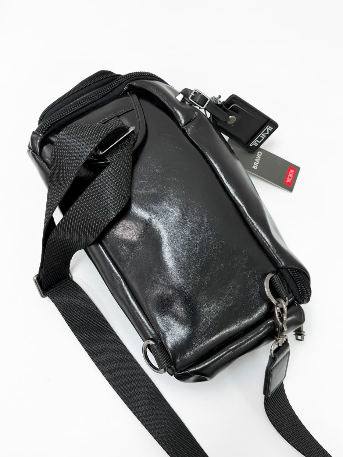 투미 알파 브라보 샤인 램스킨 슬링백 상품이미지4