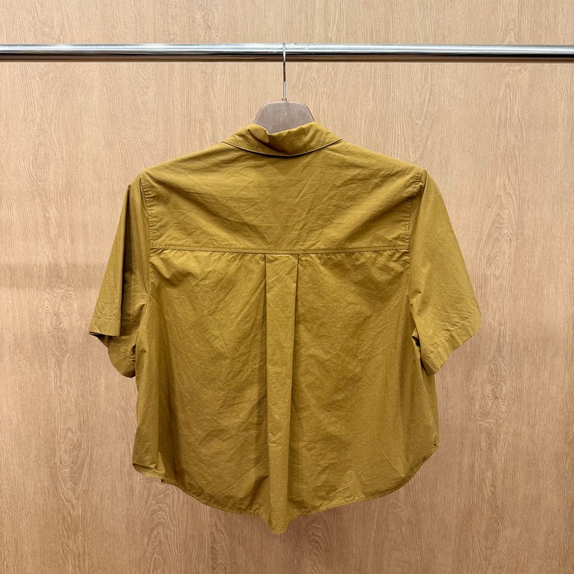 코스 미니멀 히든 버튼 반팔 셔츠 포켓 디테일 머스타드 브라운 상품이미지3