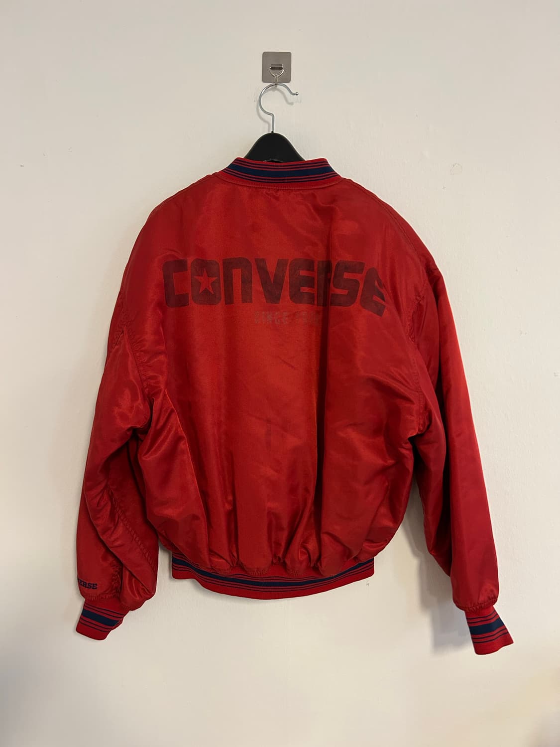 컨버스 90s 새틴 레드 봄버 재킷 상품이미지1