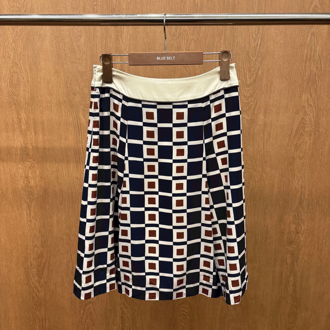  꾸레쥬 미디 스커트 기하학 패턴 허리 패널 디테일 플레어핏 네이비 상품이미지3