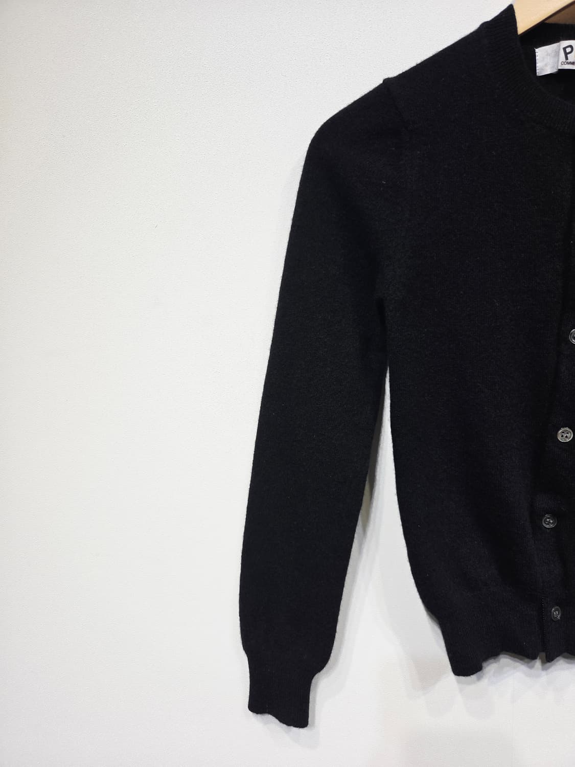 꼼데가르송 플레이 레드 와펜 라운드 가디건 블랙 상품이미지3