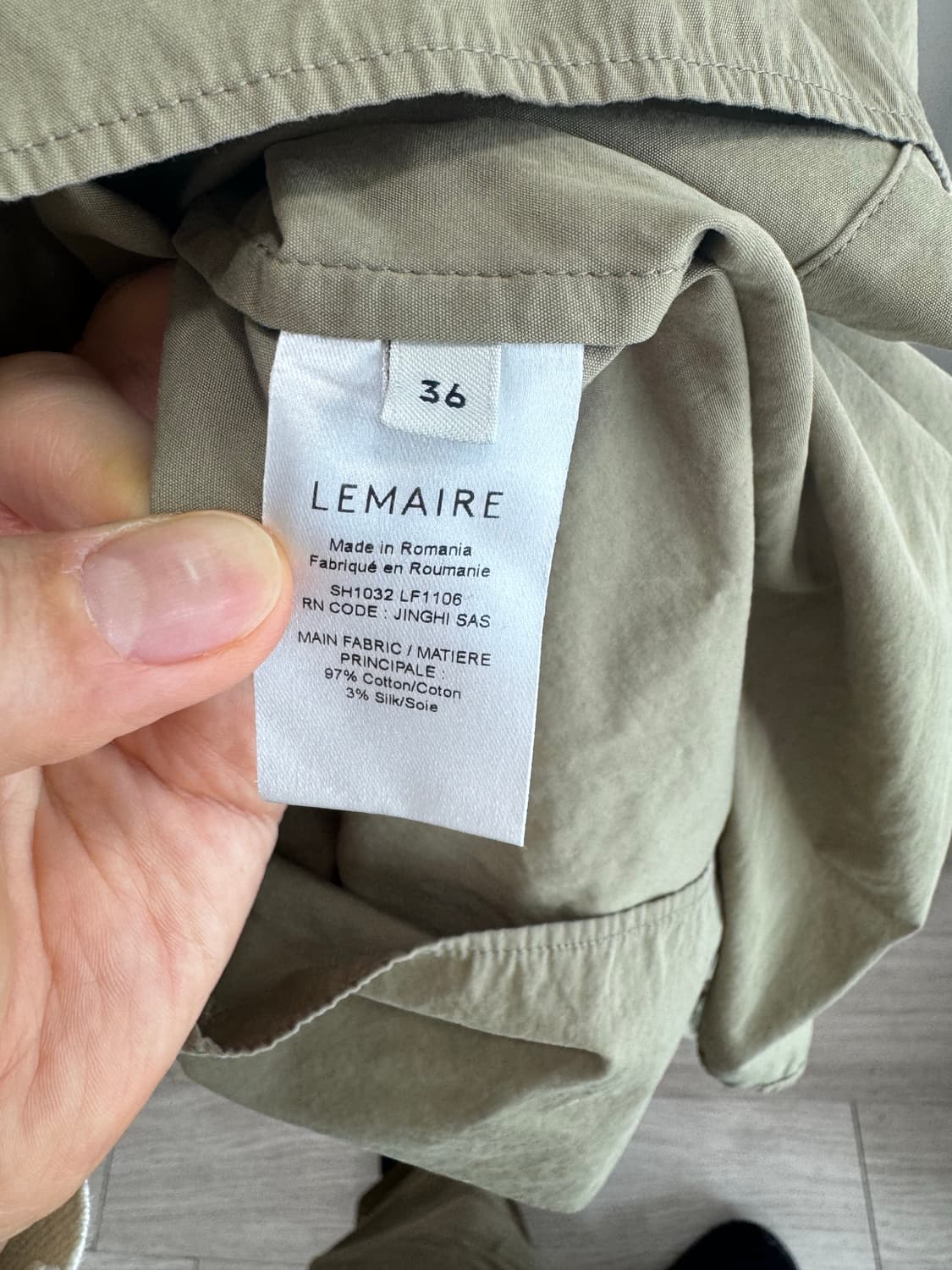  르메르 스트레이트 칼라 트위스트 셔츠 더스티 카키 3 상품이미지4