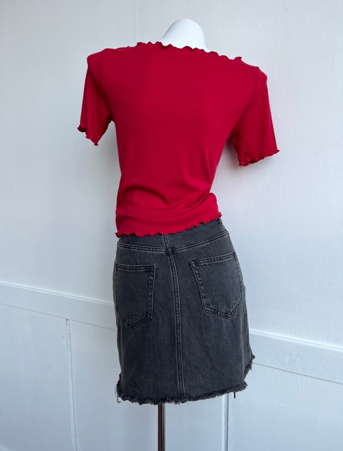 NICE CLAUP 레드 큐빅 로고 프릴 티 상품이미지6